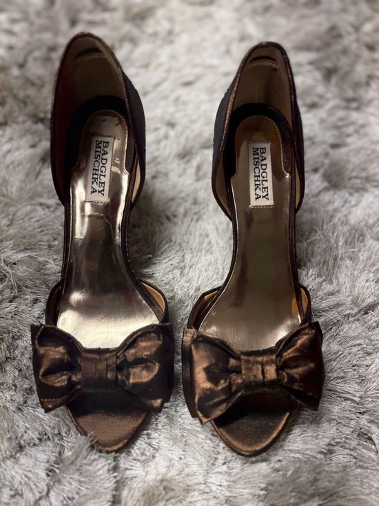 Badgley Mischka Shoes - Badgley Mischka Bronze Bow Peep-Toe Women’s Heels Sz 9